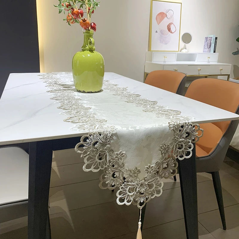 chinois artisanal brodé fleur polyester blanc beige classique élégant pompon table maison