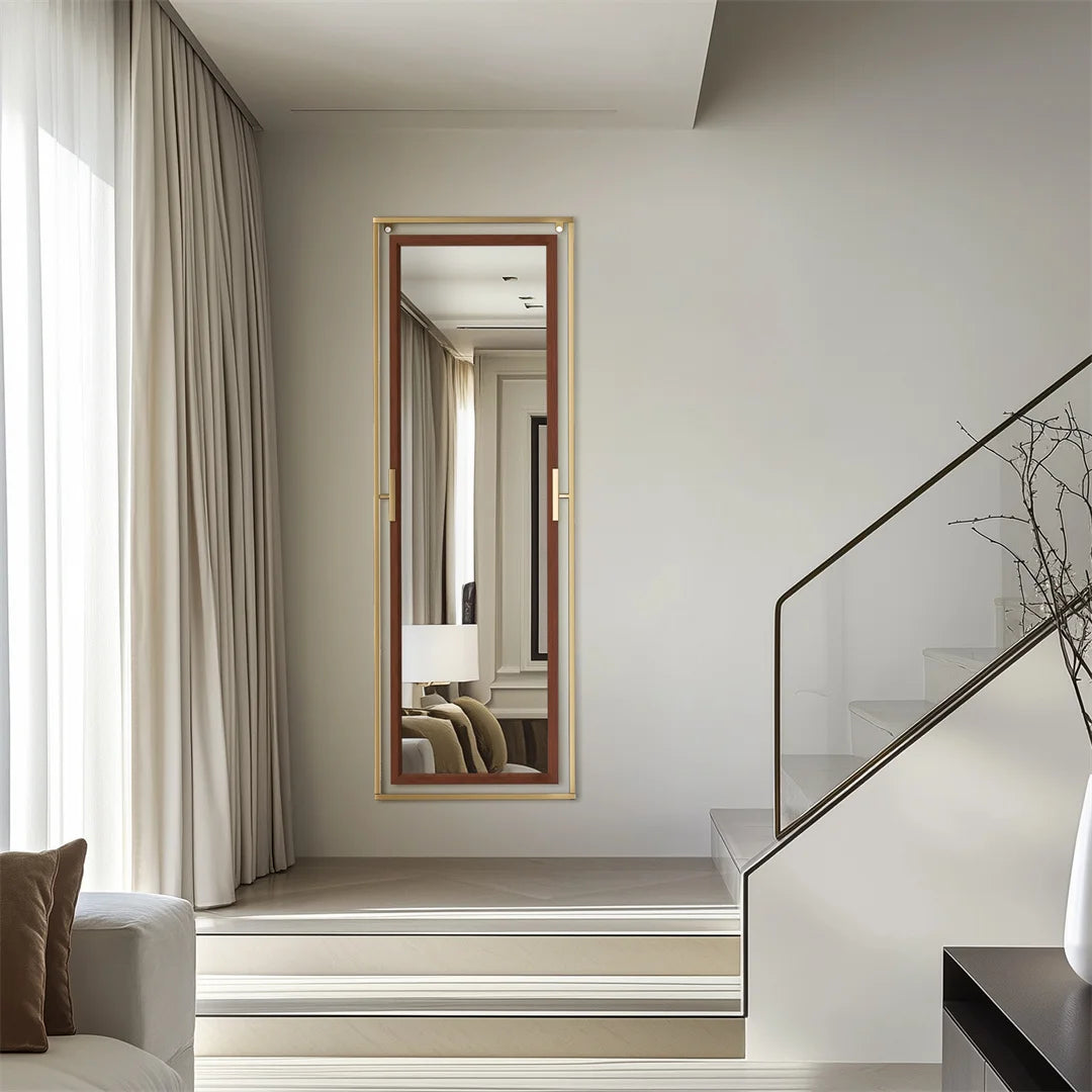 Un élégant miroir doré encadre un coin de la pièce, reflétant la lumière naturelle qui filtre à travers les rideaux.