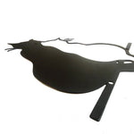Vue rapprochée de la décoration chat métal noir sur fond clair