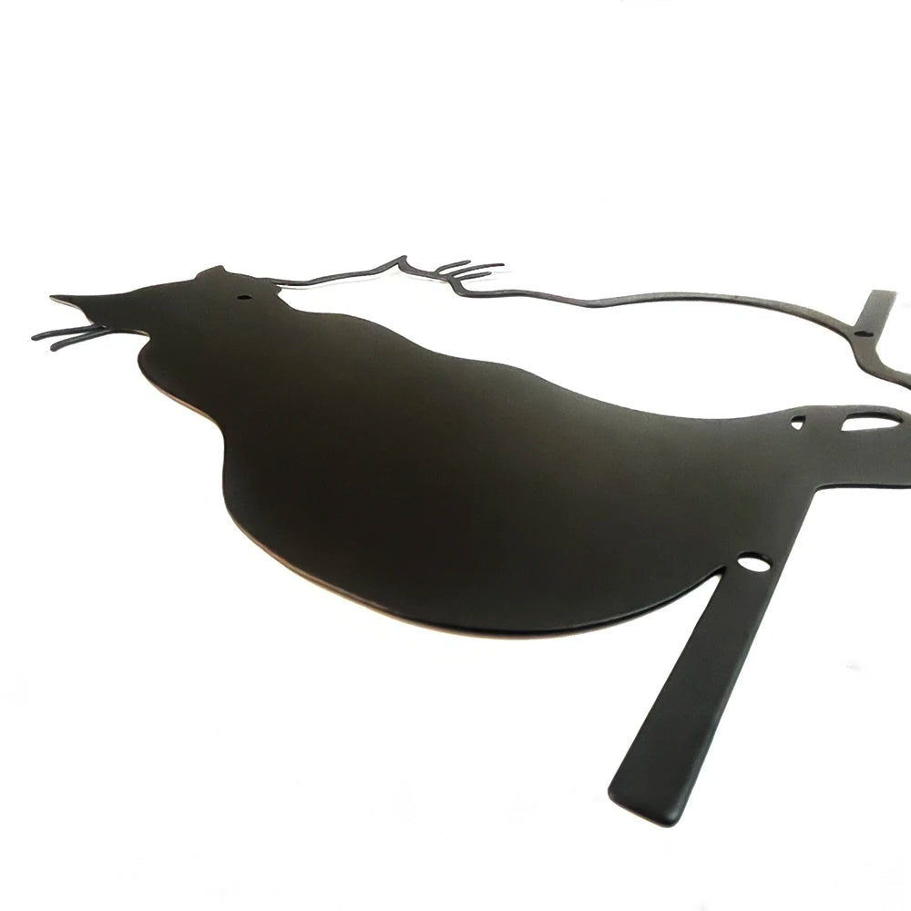 Vue rapprochée de la décoration chat métal noir sur fond clair