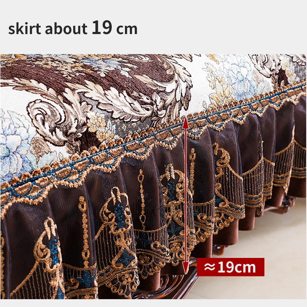 Cette magnifique jupe, longue d'environ 19 cm, est ornée d'un motif floral complexe et de détails dorés sophistiqués, créant une élégance raffinée et une allure unique.