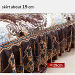 Cette magnifique jupe, longue d'environ 19 cm, est ornée d'un motif floral complexe et de détails dorés sophistiqués, créant une élégance raffinée et une allure unique.