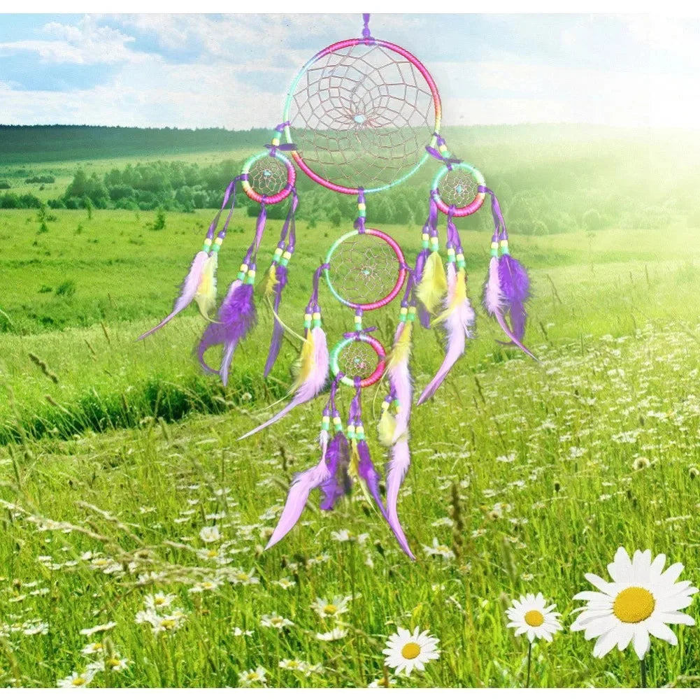 attrape rêves traditionnel plumes multicolores cercle central ethnique moderne chambre violet jaune vert rose