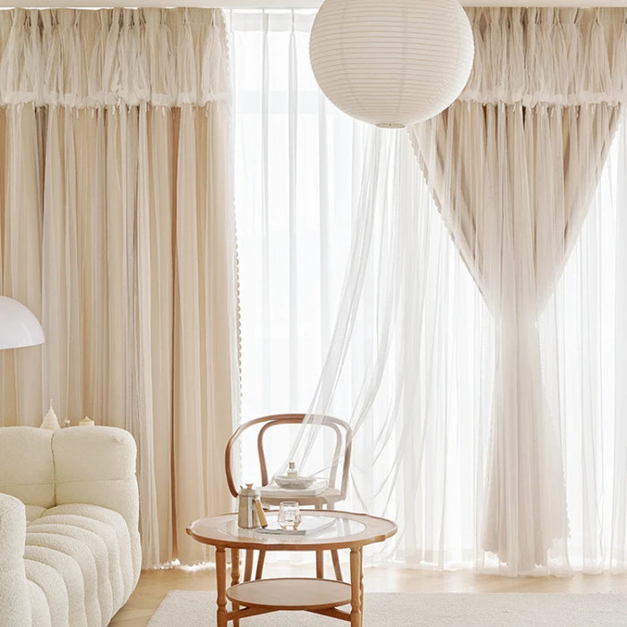 Rideau noir dentelle occultant sur fenêtre française