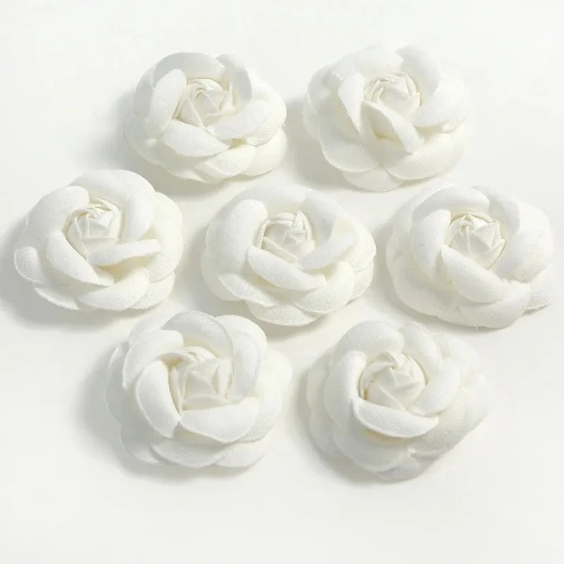 décoration intérieure artificielle roses soie détaillées blanc beige rose pâle noir opaques