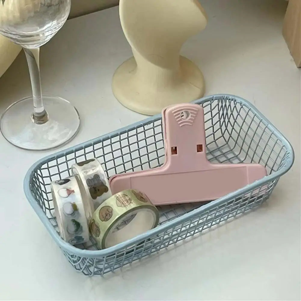 paniers rangement maille fine bleu rose jaune clips étiquettes adhésives moderne minimaliste