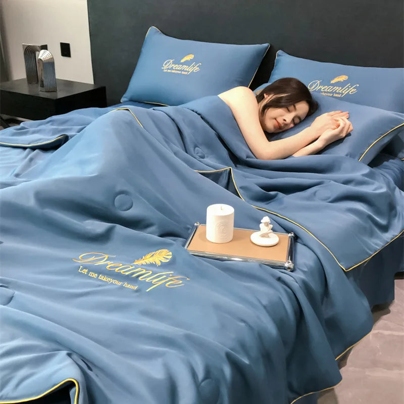 drap lit bleu clair broderie plumes bordure dorée moderne élégant coton doux maison