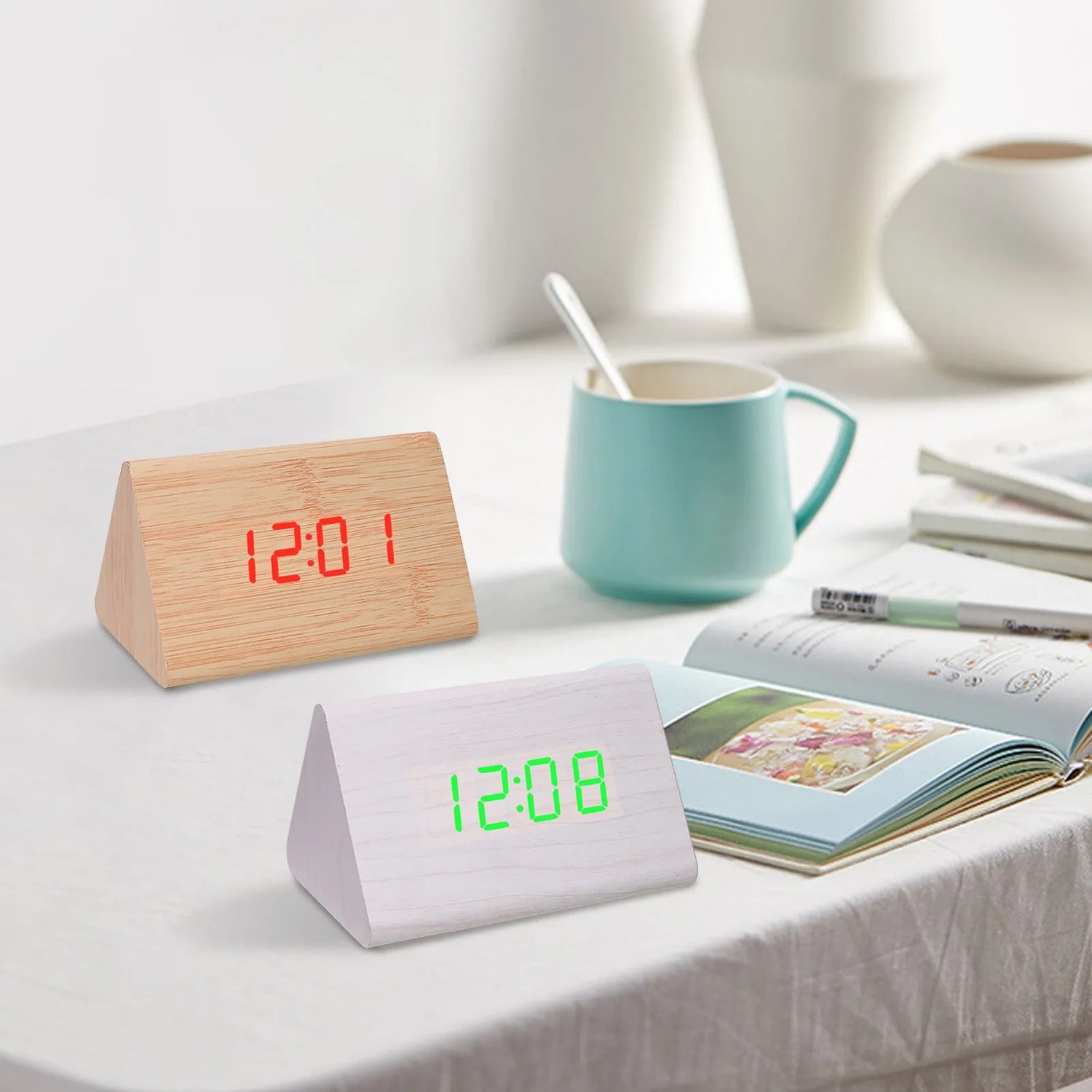 Horloge de bureau en bois design avec écran LED dans un salon moderne