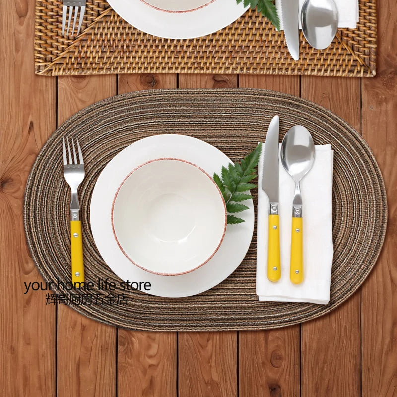 tapis table moderne rayures horizontales marron clair assiettes fourchettes cuillères serviettes feuilles gâteau fleurs