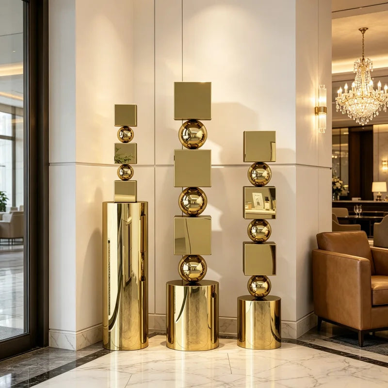colonne decorative moderne argentee brillante grande dimension salle minimaliste deco intérieure