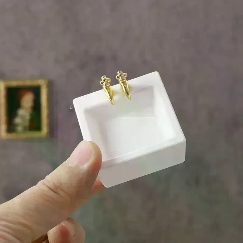 présentoir bijoux boucles doreilles blanc doré minimaliste moderne accessoires poupées 12èmes résine