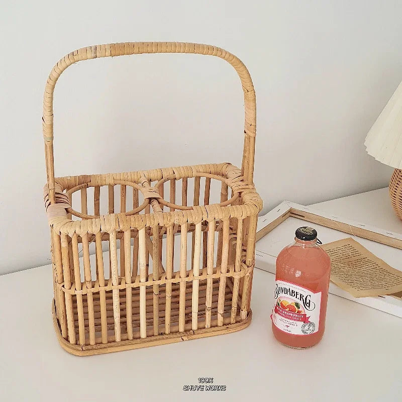 porte bouteilles vin rustique panier osier tressé bouteilles rosé rouge verres fruits plantes livres
