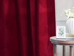 Image d'un rideau en velours rouge de haute qualité, avec des détails en soie, présenté dans un contexte de décoration d'intérieur. Ce rideau, qui fait partie de notre collection de textiles pour la maison, est parfait pour ajouter une touche de luxe et de chaleur à n'importe quelle pièce. Le rouge profond du tissu est complété par la douceur du velours et la finesse de la soie, ce qui en fait un complément idéal pour nos gammes de linge de maison et de tapis.