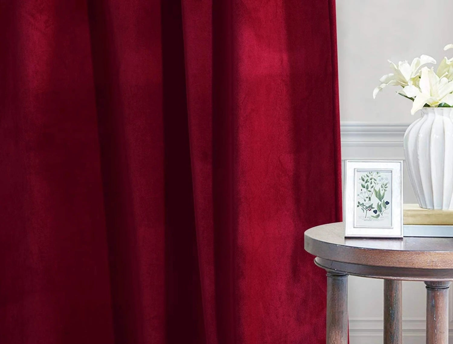Image d'un rideau en velours rouge de haute qualité, avec des détails en soie, présenté dans un contexte de décoration d'intérieur. Ce rideau, qui fait partie de notre collection de textiles pour la maison, est parfait pour ajouter une touche de luxe et de chaleur à n'importe quelle pièce. Le rouge profond du tissu est complété par la douceur du velours et la finesse de la soie, ce qui en fait un complément idéal pour nos gammes de linge de maison et de tapis.