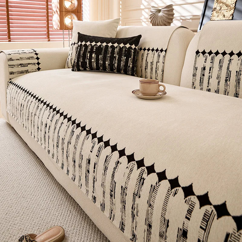 Un canapé confortable et élégant, avec des coussins décoratifs et une tasse de café posée sur la table basse, offrant une ambiance chaleureuse et apaisante.