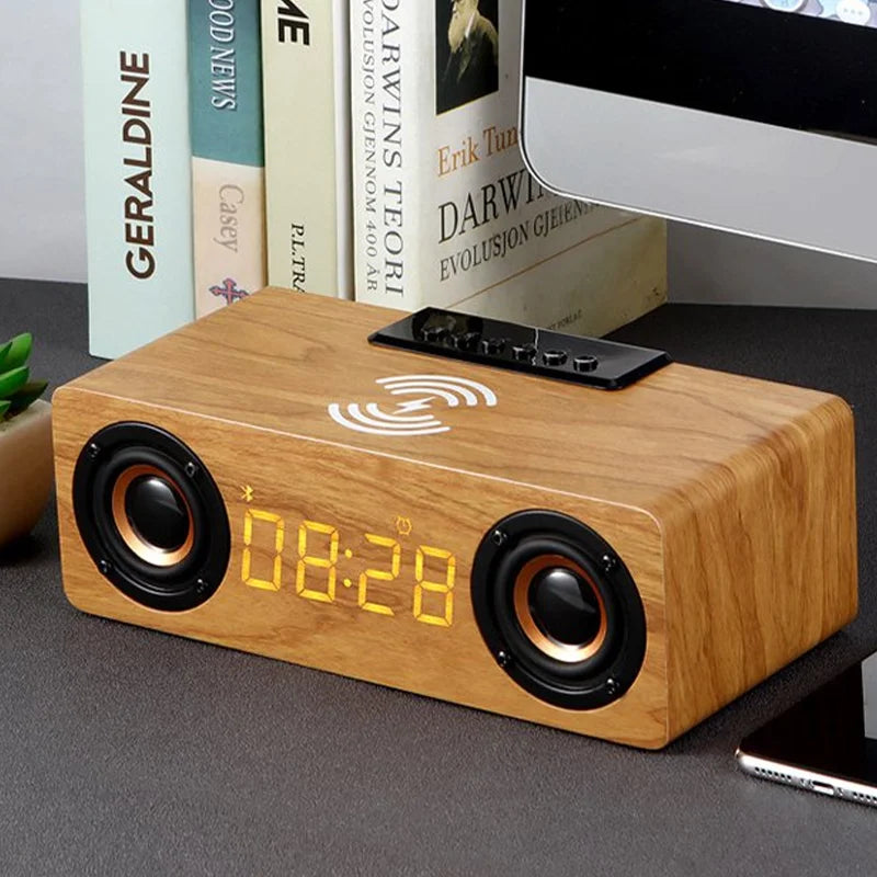 Réveil en bois vert clair avec charge sans fil sur table de chevet