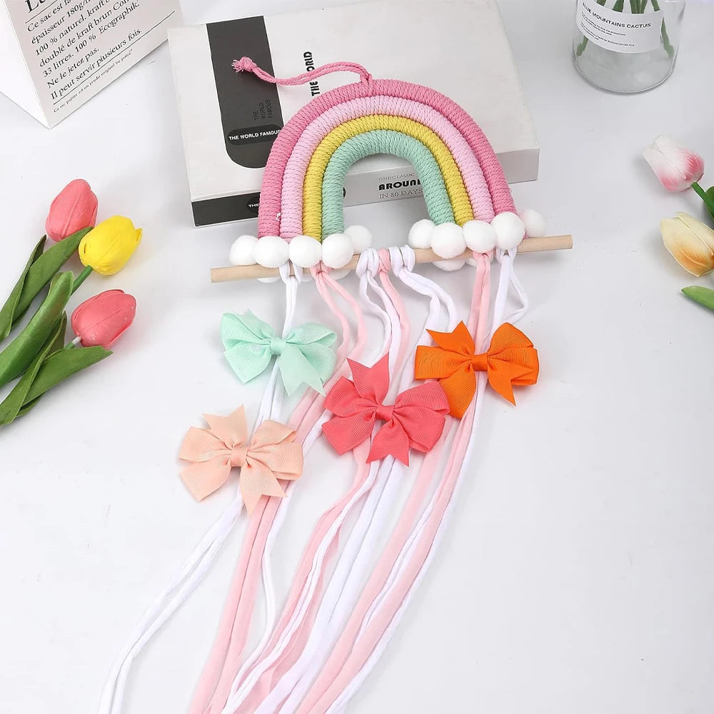 décoration murale arc ciel tissé rubans pompons blancs rose jaune verte blanche enfant chambre
