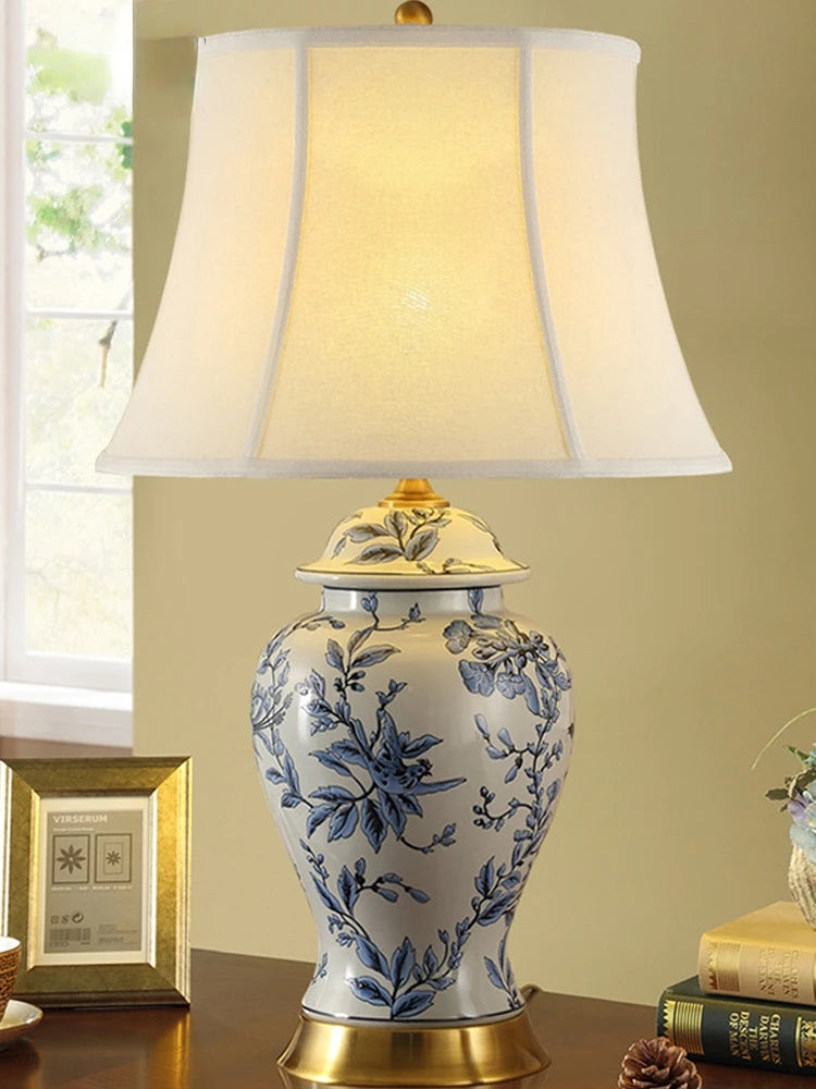 Lampe de chevet céramique bleu et blanc allumée dans un salon