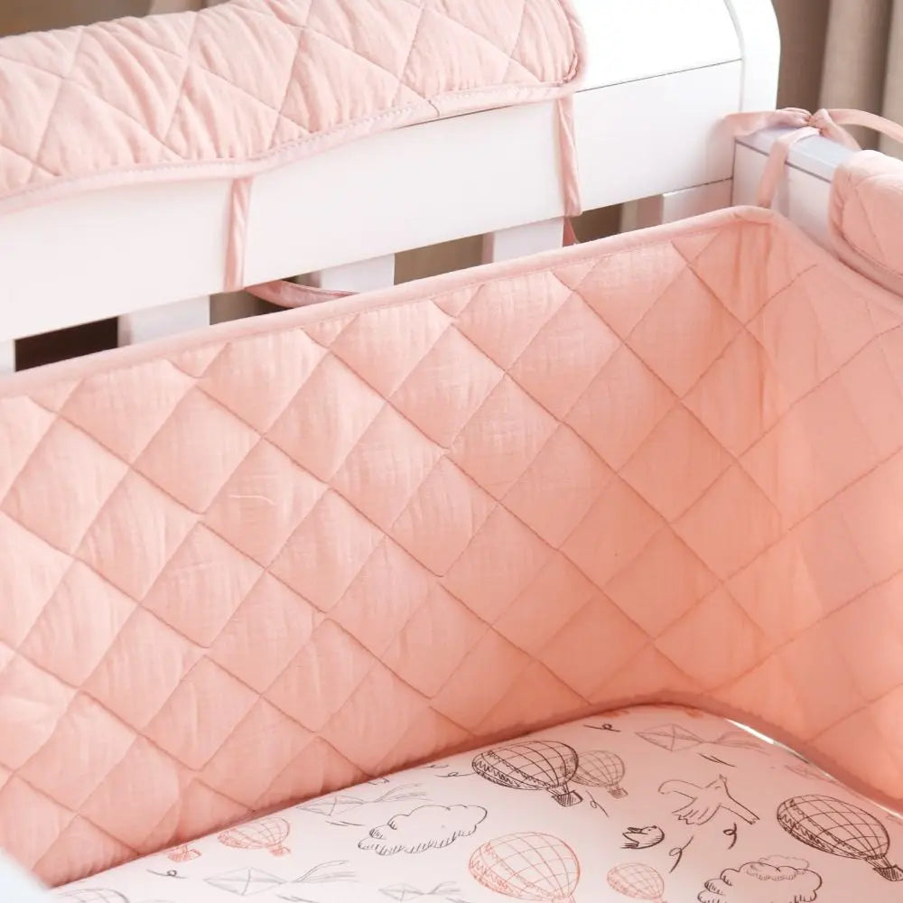 coussin lit bébé coton rose quilté moderne rubans fixations 60cm 120cm
