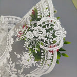 serviettes table blanches broderie florale dentelle fine classique élégantes rectangle 26x42 26x41 33x40 cm