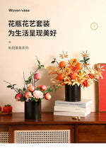 décoration intérieure moderne fleurs artificielles vase noir roses arrondies éléments dorés asiatique