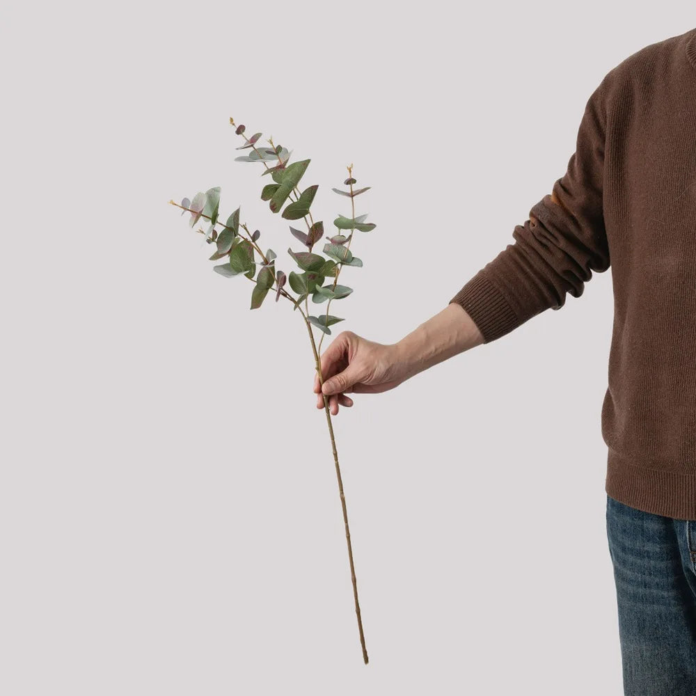 branche eucalyptus artificielle feuilles rondes vert brun vase gris décoration intérieure naturelle minimaliste apparentement