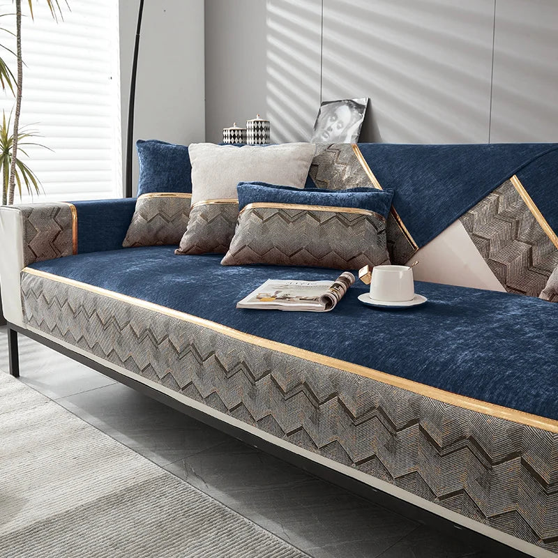 Un confortable canapé bleu profond décoré de coussins gris et beige aux motifs graphiques, offrant un look chic et sophistiqué dans cet intérieur lumineux.