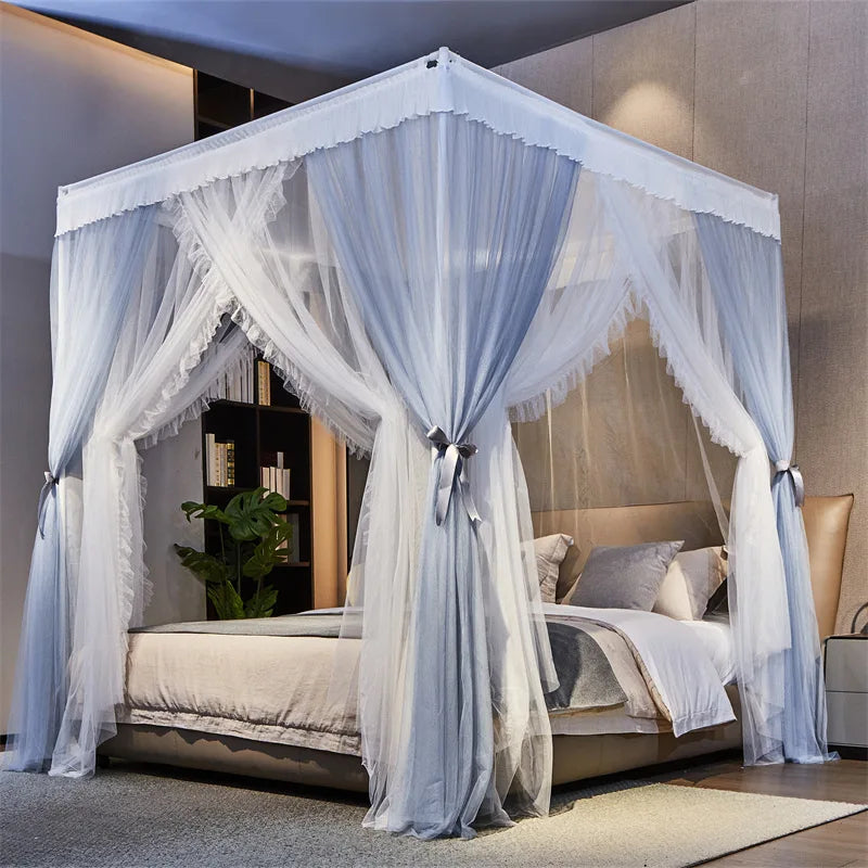 Lit à baldaquin en tissu blanc dans une chambre élégante avec un décor moderne et naturel.