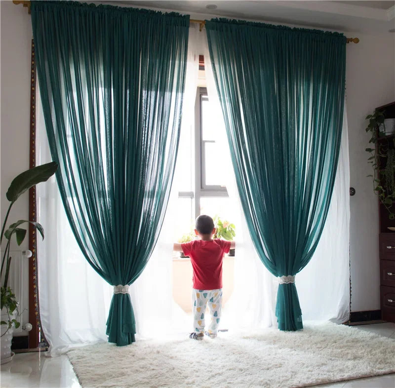 rideau vert foncé moderne rayures verticales semi transparent anneaux pompons décoratifs