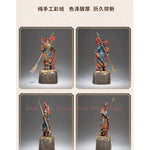 statue personnage masculin armure bâton socle rocheux motifs complexes couleurs or rouge bleuTextures variées