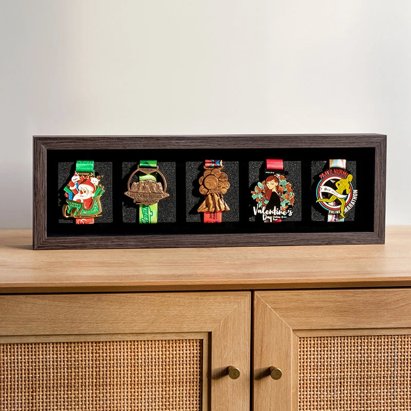 cadre photo acrylique moderne médailles or bronze rouge bleu vert noir motifs navire personnages