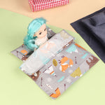 Détail du drap et de la couette miniature en velours