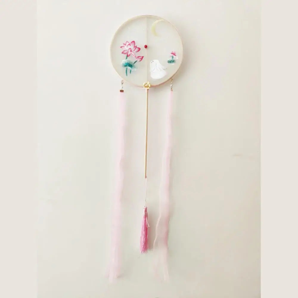 éventail traditionnel artisanal brodé fleurs oiseaux pompon poignée bois couleurs vivesbranches textiles soie bambou