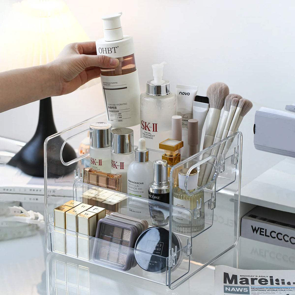 organisateur maquillage transparent moderne rangement crèmes parfums pinceaux brosse palette beauté élégant pratique réutilisable