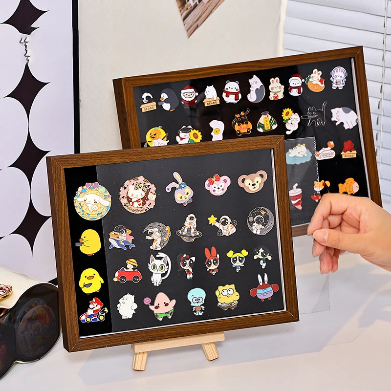 présentoir porte badges acrylique réutilisable contemporain bois marron noir clips badges