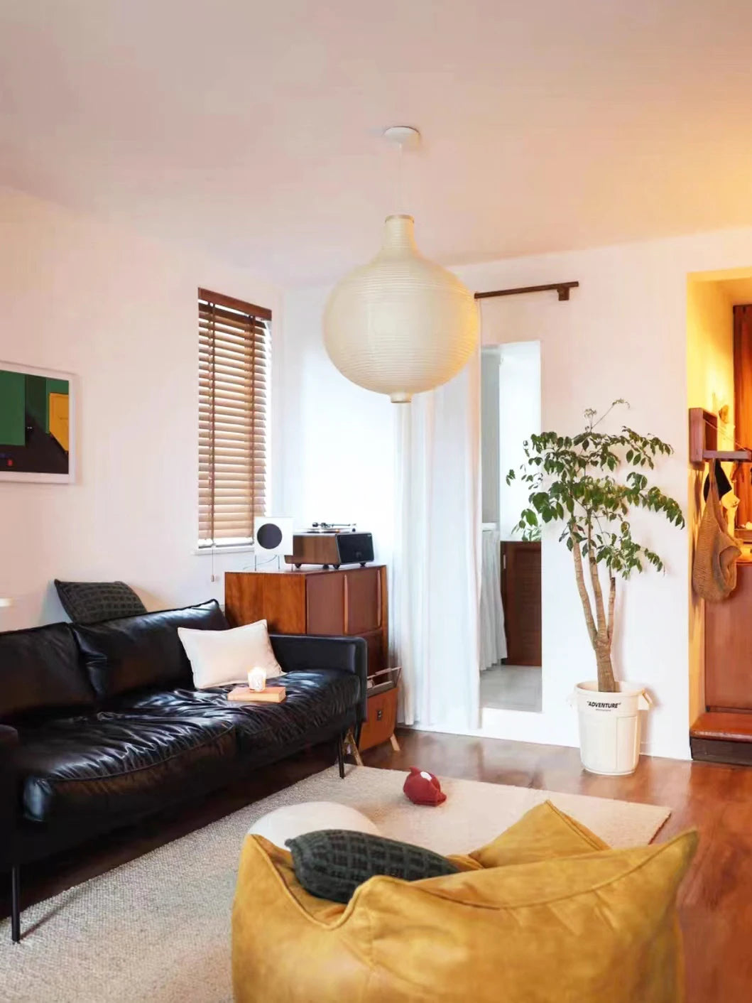 Tringle à rideau jaune dans intérieur moderne