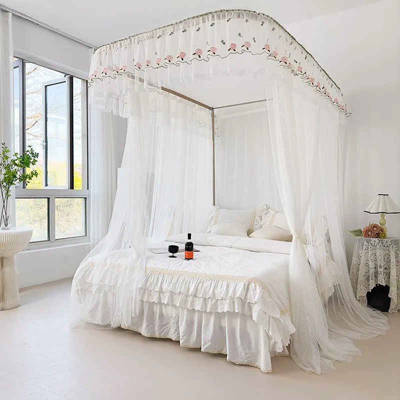 Ce lit à baldaquin élégant avec un drap de lit blanc et des rideaux aériens crée une atmosphère romantique et apaisante dans cette chambre lumineuse et aérée.