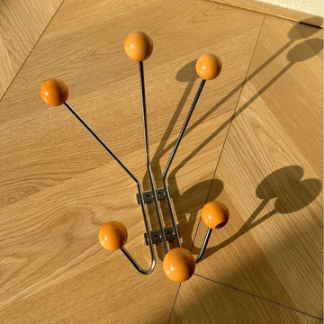 patère murale chrome boules orange mid century six crochets sphériques texture lisse fixée plaque