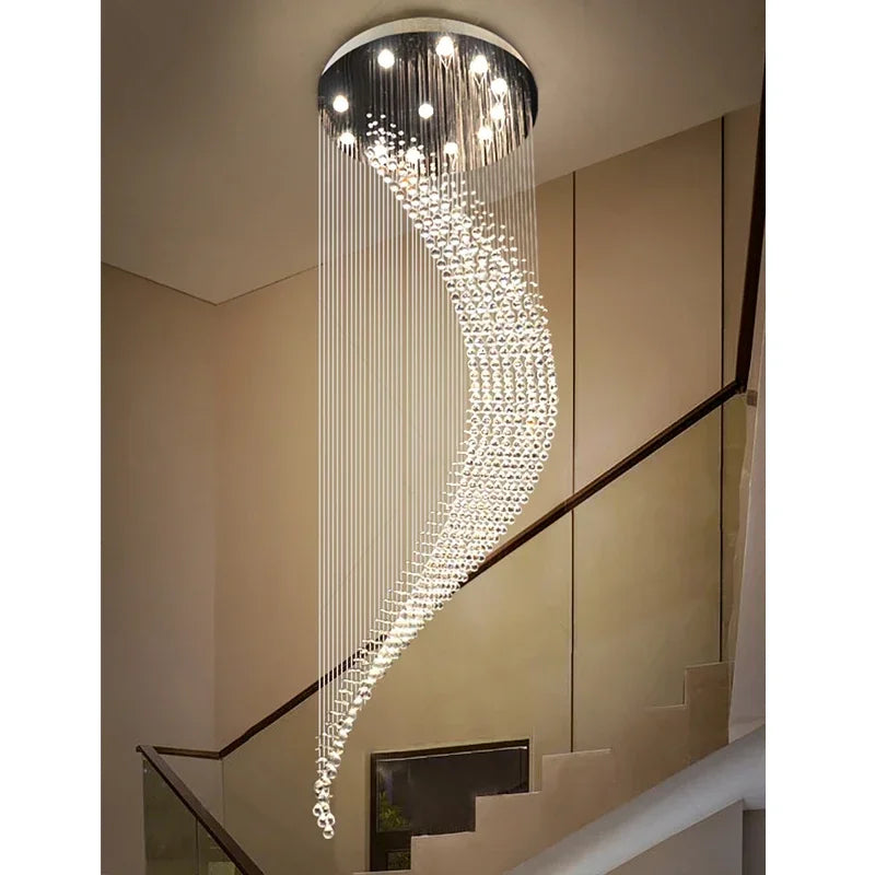 Suspension fil cristal luxe dans un salon élégant