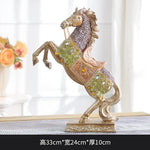 statue cheval décoré argenté doré motifs floraux géométriques ornementaux décoration intérieure statuaire métallique nuances