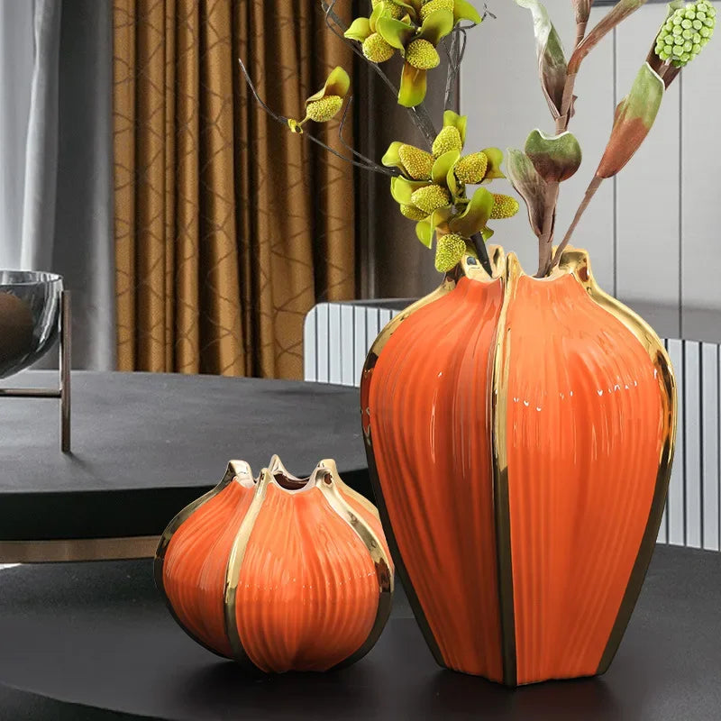 vase moderne élégant orange vert rayures bordure dorée fleurs artificielles décoration intérieure table salon