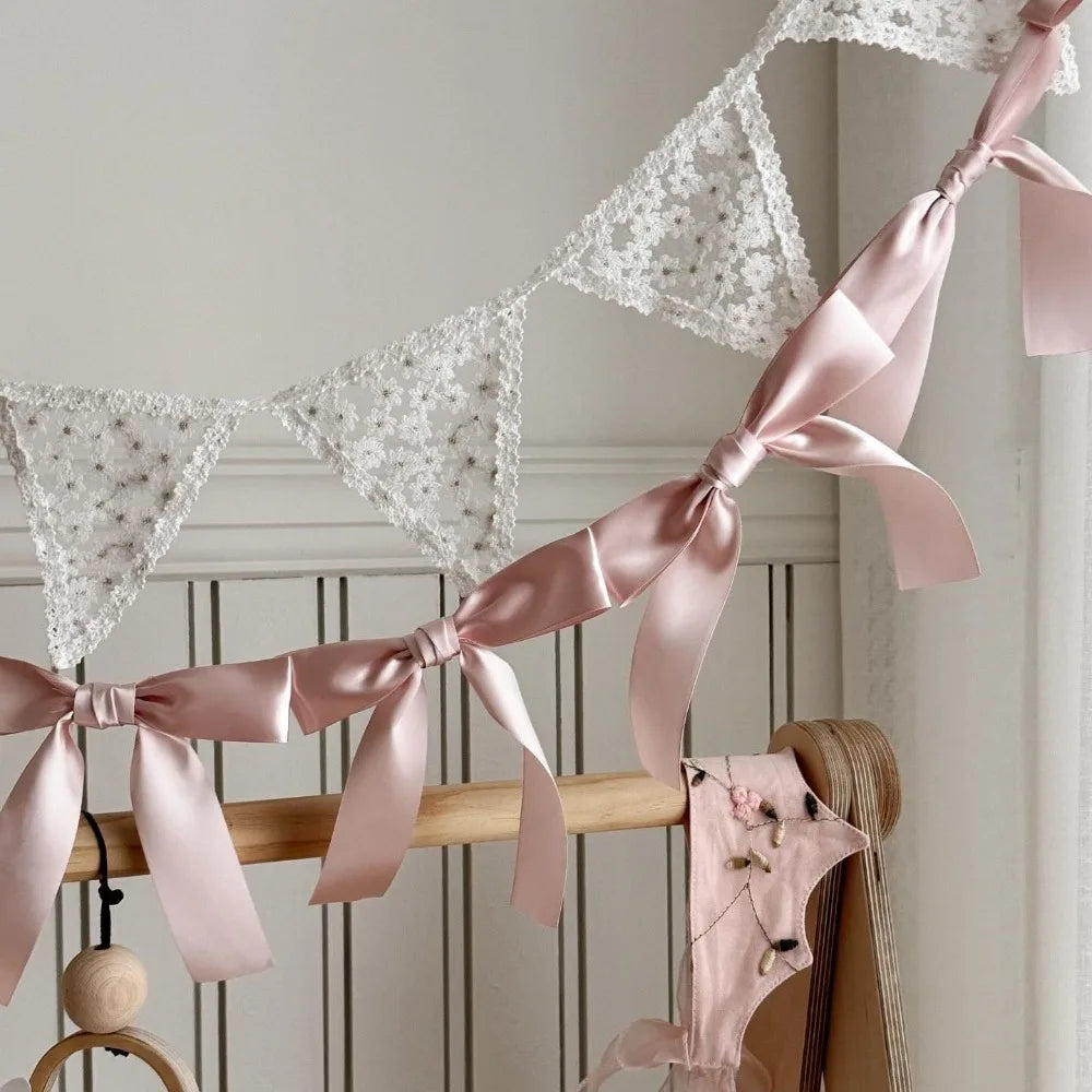 guirlande décoration chambre enfant rose pâle blanc beige dentelle satin romantique occasion fête