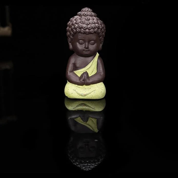 statuette bouddha artisanale couleur noir orange jaune bleu texture granulée méditatif argile violette