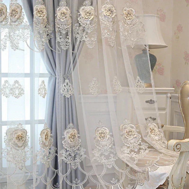 Effet de lumière tamisée à travers le rideau transparent en tulle et velours