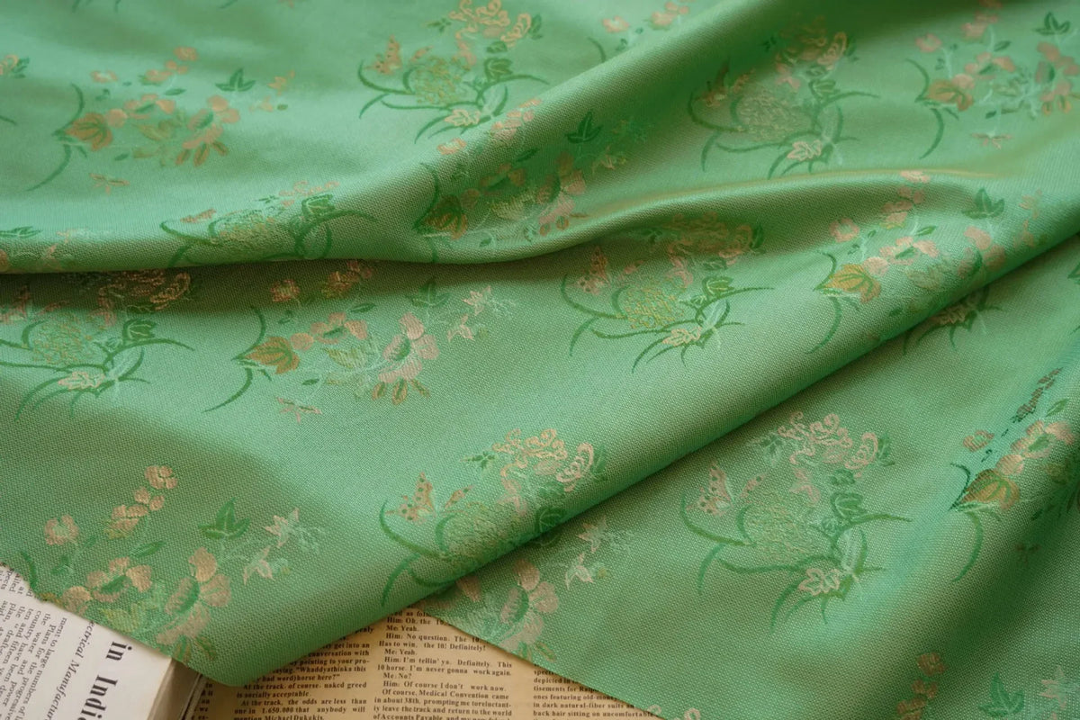 tissu polyester floral semi transparent vert rose motifs dorés traditionnel élégant texturé 145cm