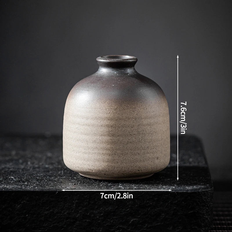 vase decoratif moderne minimaliste beige brun foncé texture grungy ombre douce decoration table fleur
