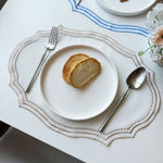 assiettes blanches bordure noire points dorés classiques set table decoration