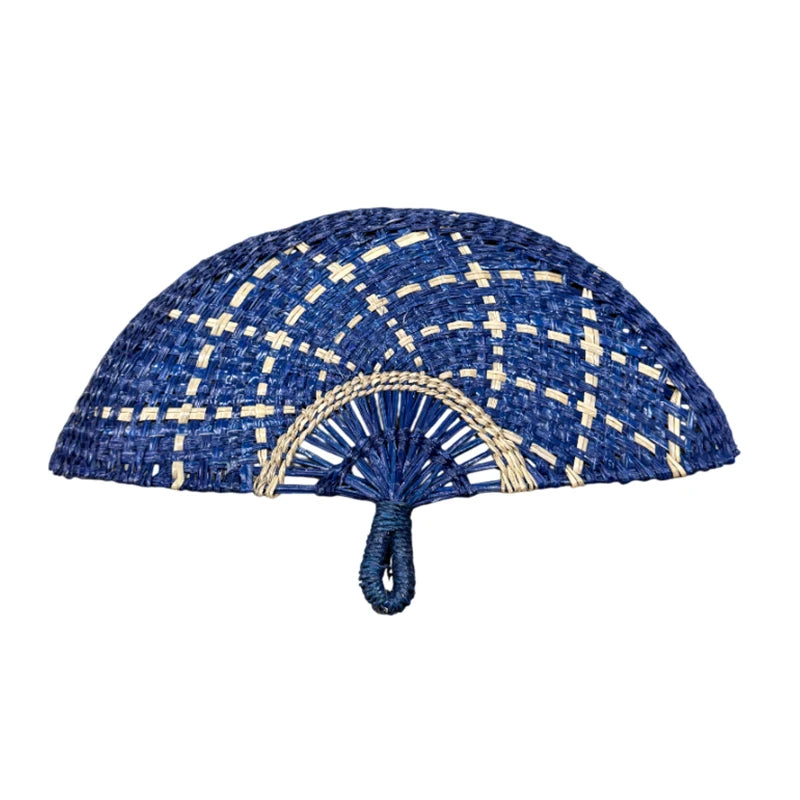 éventail pliant tissé raphia motifs géométriques naturel vert bleu marron jaune anneaux métalliques traditionnel
