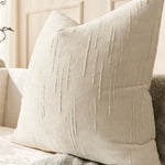 coussin decoratif moderne minimaliste 45x45cm texture striee couleur beige jaune blanc cassé