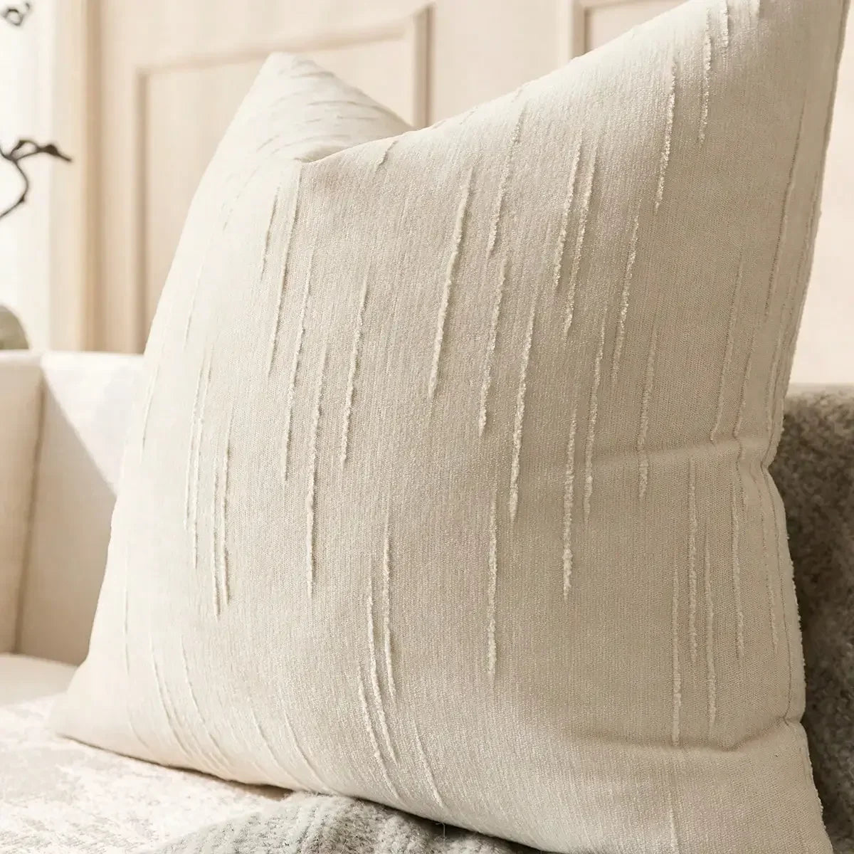 coussin decoratif moderne minimaliste 45x45cm texture striee couleur beige jaune blanc cassé